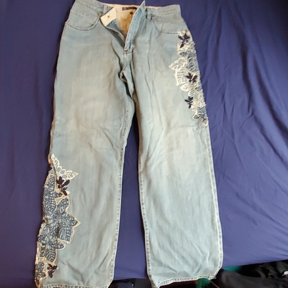 Jeans - Picture 2 of 3